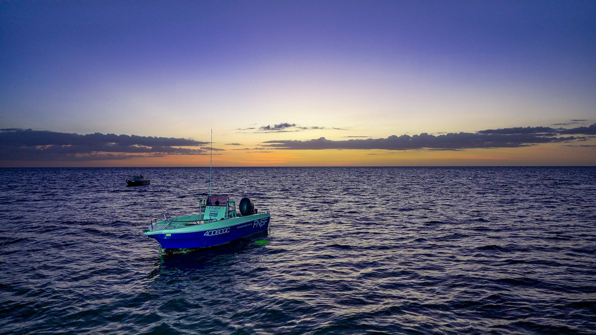 Hooker Boat Sunset Great Barrier Reef FNSF-NOMAD Hooker Boat Sunset Great Barrier Reef